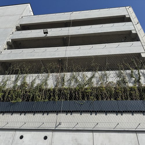 Korlátelemek sodronyhálóból - Parkolóház Varsó