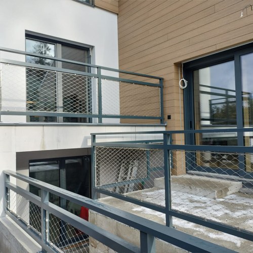 Korlátelemek sodronyhálóból - Családi ház Árva