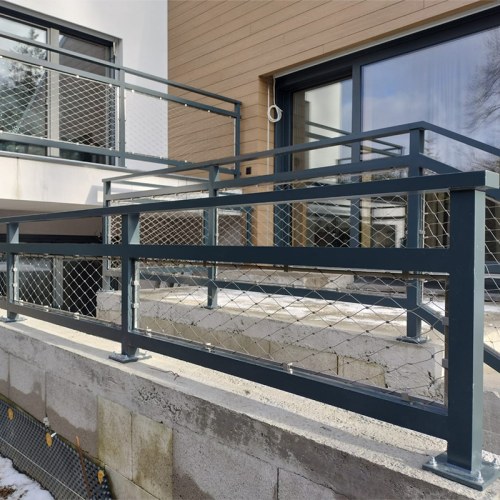 Korlátelemek sodronyhálóból - Családi ház Árva