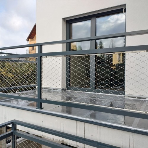 Korlátelemek sodronyhálóból - Családi ház Árva