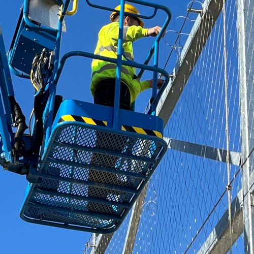 Sodronyháló keretben - Parkolóház