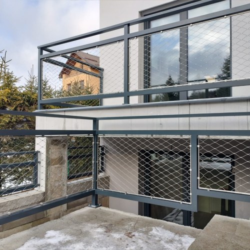 Korlátelemek sodronyhálóból - Családi ház Árva