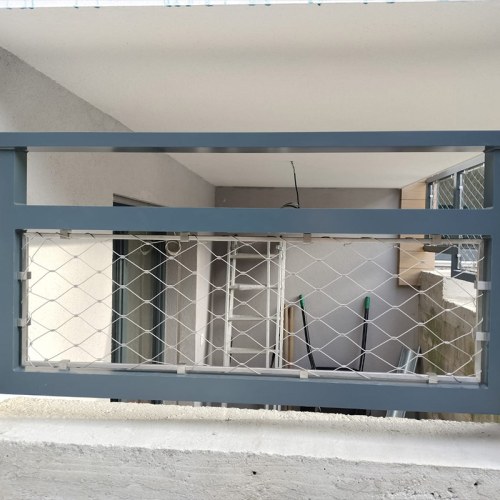 Korlátelemek sodronyhálóból - Családi ház Árva