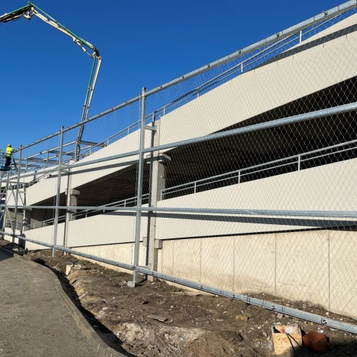 Sodronyháló keretben - Parkolóház