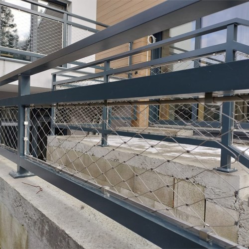 Korlátelemek sodronyhálóból - Családi ház Árva