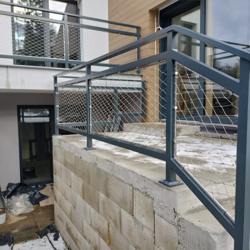 Korlátelemek sodronyhálóból - Családi ház Árva