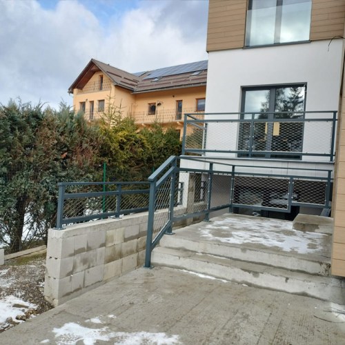 Korlátelemek sodronyhálóból - Családi ház Árva