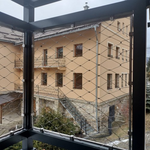 Korlátelemek sodronyhálóból - Családi ház Árva